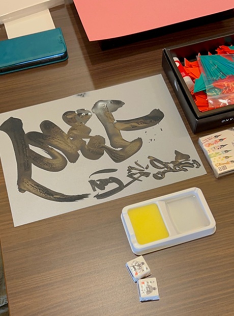 書道の体験をしている様子
